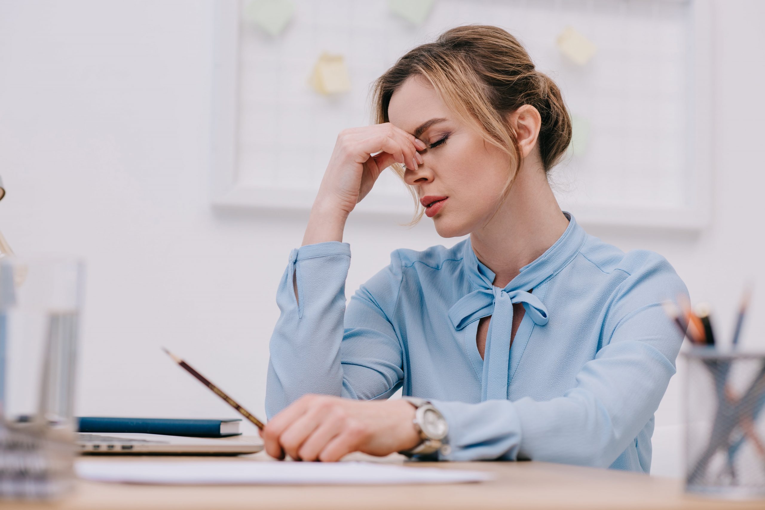 Employee stress. Женщина в стрессе. Уставшая женщина. Стресс и утомление. Стресс картинки.